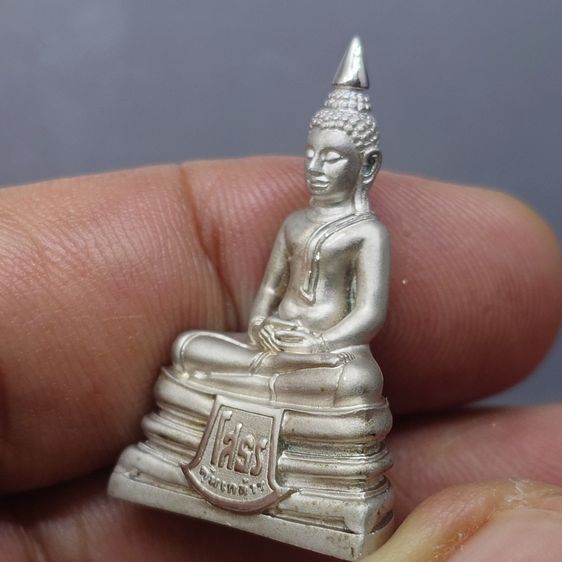 พระพุทธรูปคุ้มเกล้าฯ ภปร. เนื้อเงิน ชุบทอคำขาว พิมพ์ใหญ่ "ใต้ร่มพระบารมี คุ้มเกล้าฯ ที่ระลึก 60 ปี โรงพยาบาลภูมิพลฯ ปี2552 พร้อมตลับเดิม รูปที่ 7