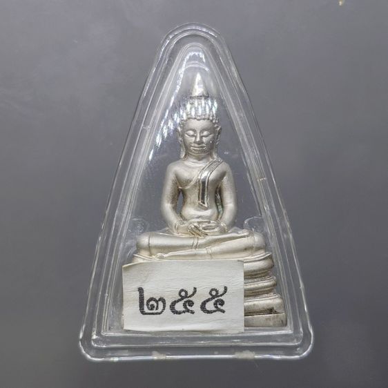 พระพุทธรูปคุ้มเกล้าฯ ภปร. เนื้อเงิน ชุบทอคำขาว พิมพ์ใหญ่ "ใต้ร่มพระบารมี คุ้มเกล้าฯ ที่ระลึก 60 ปี โรงพยาบาลภูมิพลฯ ปี2552 พร้อมตลับเดิม รูปที่ 3