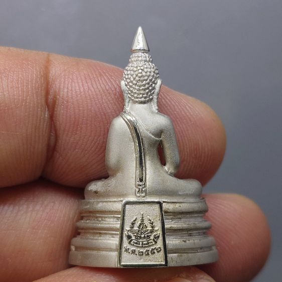 พระพุทธรูปคุ้มเกล้าฯ ภปร. เนื้อเงิน ชุบทอคำขาว พิมพ์ใหญ่ "ใต้ร่มพระบารมี คุ้มเกล้าฯ ที่ระลึก 60 ปี โรงพยาบาลภูมิพลฯ ปี2552 พร้อมตลับเดิม รูปที่ 5