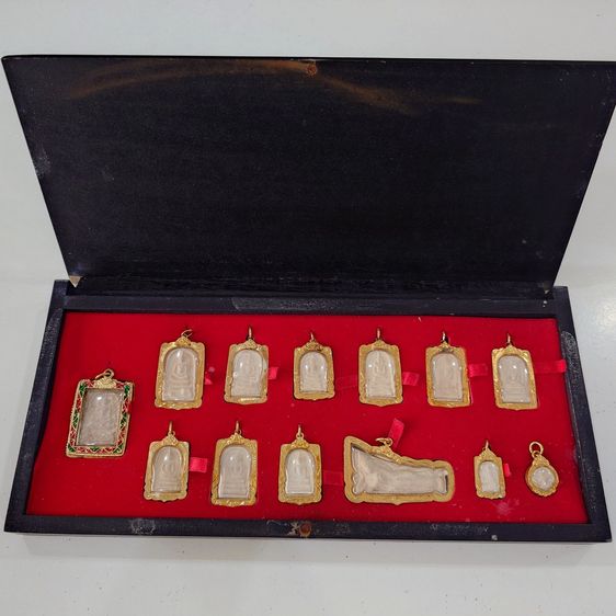 พระสมเด็จบางขุนพรหม ย้อนยุค 09 เนื้อผงสมเด็จเก่า จัดสร้างโดยวัดระฆังโฆสิตาราม วรมหาวิหาร คณะ ๙ ปี2557 ชุดเลี่ยมกรอบทองไมครอน ครบ 13 พิมพ์ พร