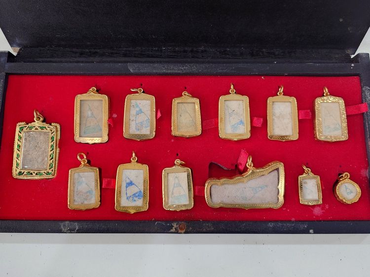 พระสมเด็จบางขุนพรหม ย้อนยุค 09 เนื้อผงสมเด็จเก่า จัดสร้างโดยวัดระฆังโฆสิตาราม วรมหาวิหาร คณะ ๙ ปี2557 ชุดเลี่ยมกรอบทองไมครอน ครบ 13 พิมพ์ พร รูปที่ 3