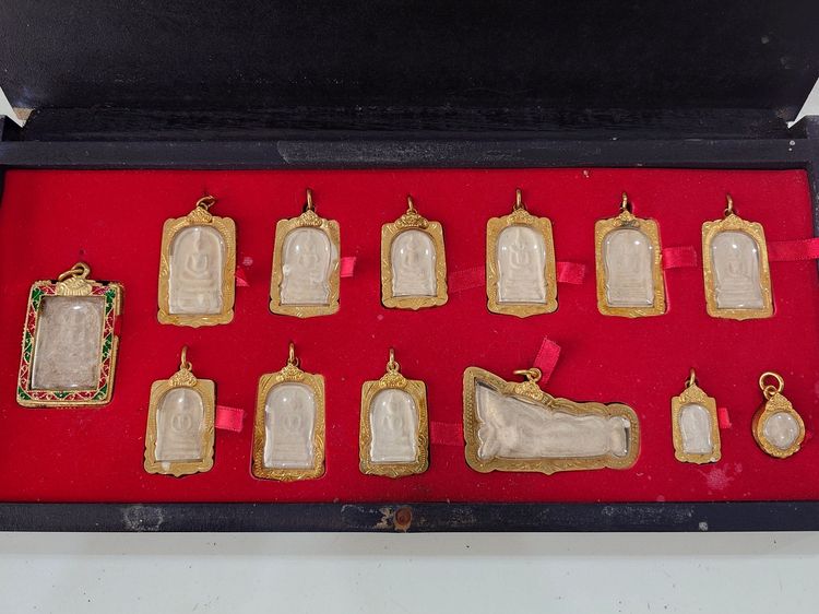 พระสมเด็จบางขุนพรหม ย้อนยุค 09 เนื้อผงสมเด็จเก่า จัดสร้างโดยวัดระฆังโฆสิตาราม วรมหาวิหาร คณะ ๙ ปี2557 ชุดเลี่ยมกรอบทองไมครอน ครบ 13 พิมพ์ พร รูปที่ 2