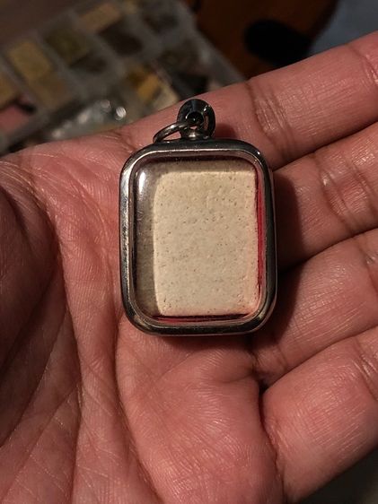 พระปิดตาเนื้อสีขาวไม่ทราบที่พร้อมกรอบ รูปที่ 2