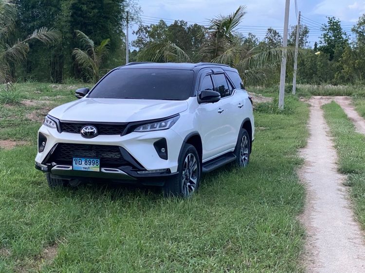 รถ Toyota Fortuner 2.8 LEGENDER 4WD AT สี ขาว