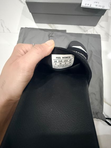  Balenciaga Pool Slide Sandals ไซต์36 ผู้หญิง จากช้อปเกาแท้ รูปที่ 3