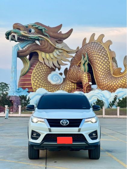 รถ Toyota Fortuner 2.8 V TRD Sportivo II สี ขาว