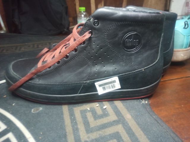 รองเท้าผ้าใบ fitflop