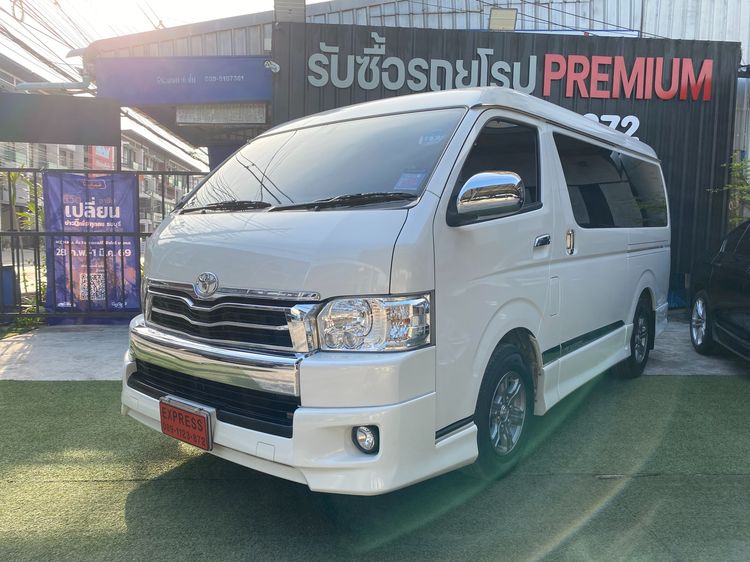 รถ Toyota Ventury 3.0 V สี ขาว