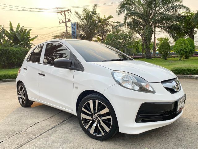 Honda Brio 2015 1.2 V Sedan เบนซิน ไม่ติดแก๊ส เกียร์อัตโนมัติ ขาว รูปที่ 2
