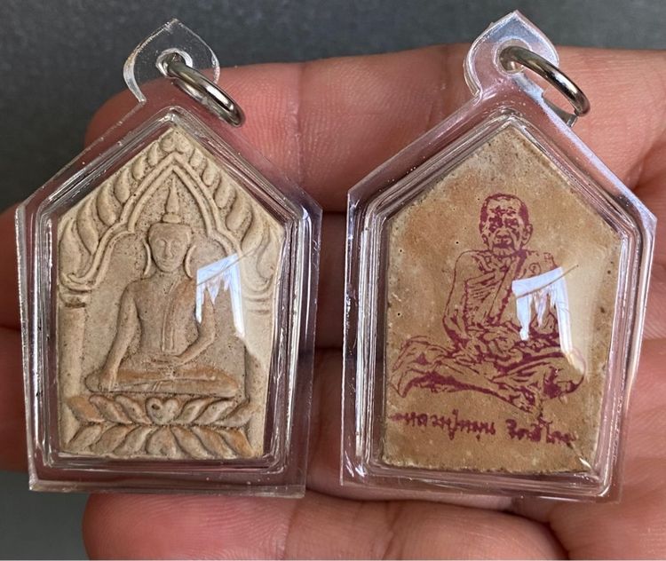 พระผงขุนแผน หลวงปู่หมุน ฐิตสีโล หลังปั๊มหมึกแดงรูปเหมือน ปีพ.ศ.2543 ปลุกเสกพิธีใหญ่ ณ วัดสุทัศน์ฯ จ.กทม. พร้อมเลี่ยมกรอบ