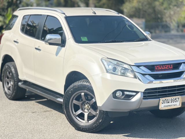 รถ Isuzu MU-X 2.5 สี ขาว