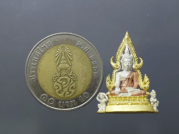 พระพุทธชินราช ลอยองค์ รุ่นมหาจักรพรรดิ เนื้อทองแดงพ่นทรายขัดเงาชุบสามกษัตริย์ วัดพระศรีรัตนมหาธาตุฯ ปี2555 พร้อมกล่องเดิม รูปที่ 7