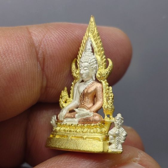 พระพุทธชินราช ลอยองค์ รุ่นมหาจักรพรรดิ เนื้อทองแดงพ่นทรายขัดเงาชุบสามกษัตริย์ วัดพระศรีรัตนมหาธาตุฯ ปี2555 พร้อมกล่องเดิม รูปที่ 5