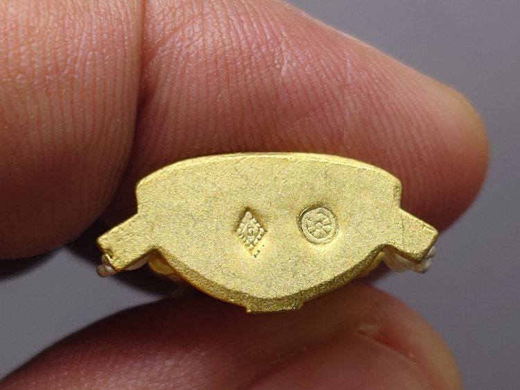 พระพุทธชินราช ลอยองค์ รุ่นมหาจักรพรรดิ เนื้อทองแดงพ่นทรายขัดเงาชุบสามกษัตริย์ วัดพระศรีรัตนมหาธาตุฯ ปี2555 พร้อมกล่องเดิม รูปที่ 6