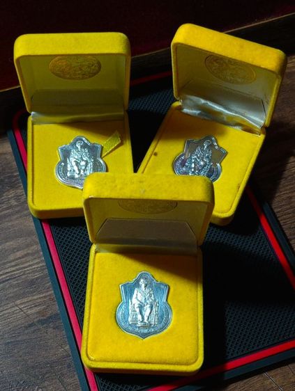 ประกันแท้..เหรียญในหลวงทรงบัลลังก์ปี 2539 เนื้อเงินแท้ขัดเงาพร้อมกล่องเดิมสภาพสุดเยี่ยม รูปที่ 11