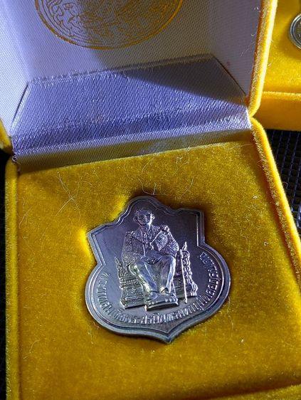 ประกันแท้..เหรียญในหลวงทรงบัลลังก์ปี 2539 เนื้อเงินแท้ขัดเงาพร้อมกล่องเดิมสภาพสุดเยี่ยม รูปที่ 16