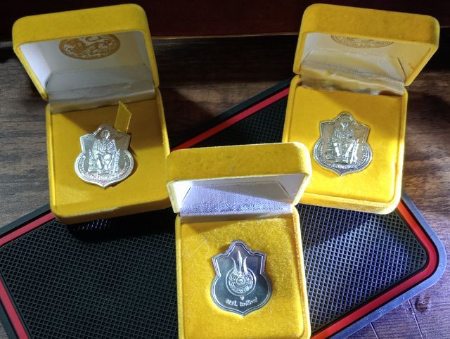 ประกันแท้..เหรียญในหลวงทรงบัลลังก์ปี 2539 เนื้อเงินแท้ขัดเงาพร้อมกล่องเดิมสภาพสุดเยี่ยม