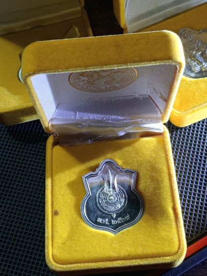 ประกันแท้..เหรียญในหลวงทรงบัลลังก์ปี 2539 เนื้อเงินแท้ขัดเงาพร้อมกล่องเดิมสภาพสุดเยี่ยม รูปที่ 13