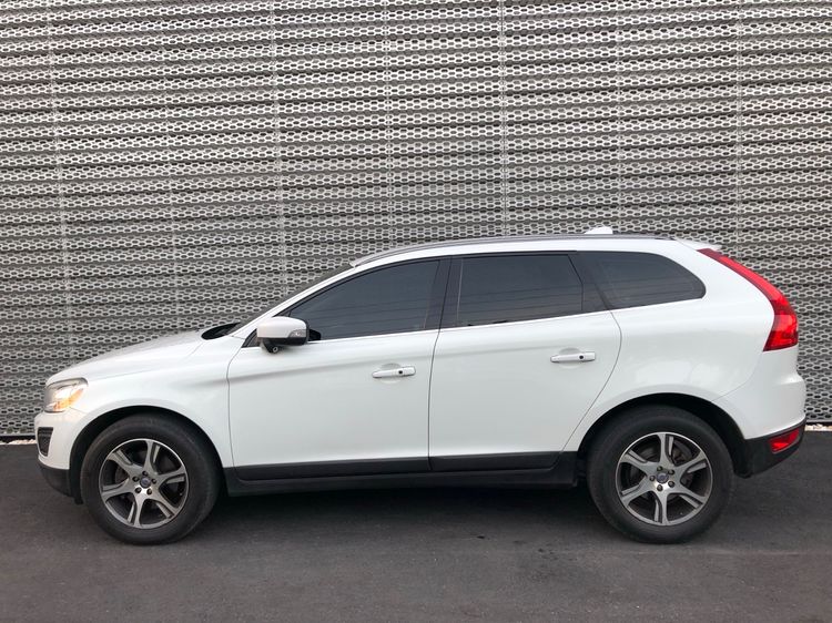 รถ Volvo XC60 2.0 D3 สี ขาว