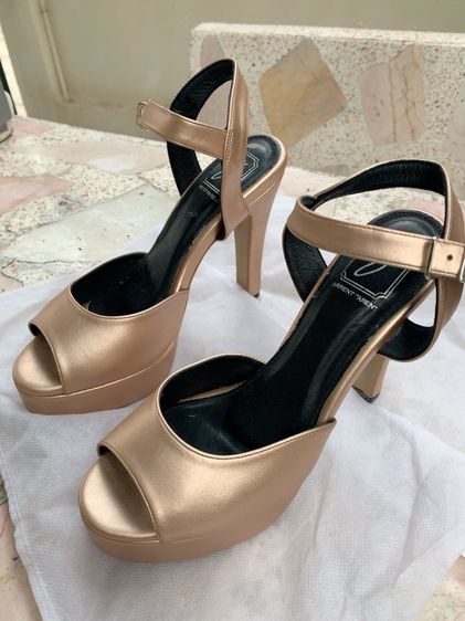 รองเท้าส้นสูง