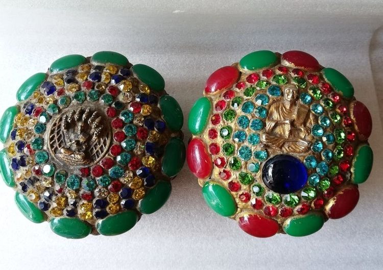 ตลับพระสมเด็จโตปางนาคปรก-สมเด็จโตนั่งบริกรรมคาถา ลายฉลุประดับพลอยสีเม็ดคริสตัน รูปที่ 2