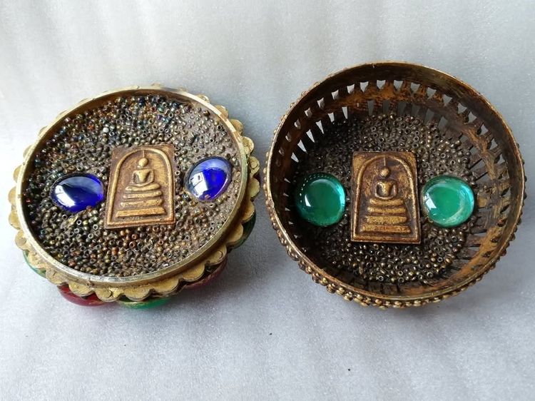 ตลับพระสมเด็จโตปางนาคปรก-สมเด็จโตนั่งบริกรรมคาถา ลายฉลุประดับพลอยสีเม็ดคริสตัน รูปที่ 10