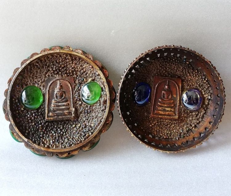 ตลับพระสมเด็จโตปางนาคปรก-สมเด็จโตนั่งบริกรรมคาถา ลายฉลุประดับพลอยสีเม็ดคริสตัน รูปที่ 5