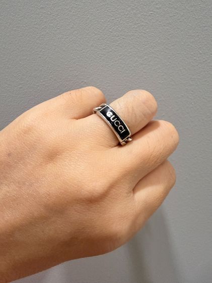 เเหวนโซ่กูชชี่ (Gucci) รุ่น Logo Enamel Gourmette Chain Ring รูปที่ 10