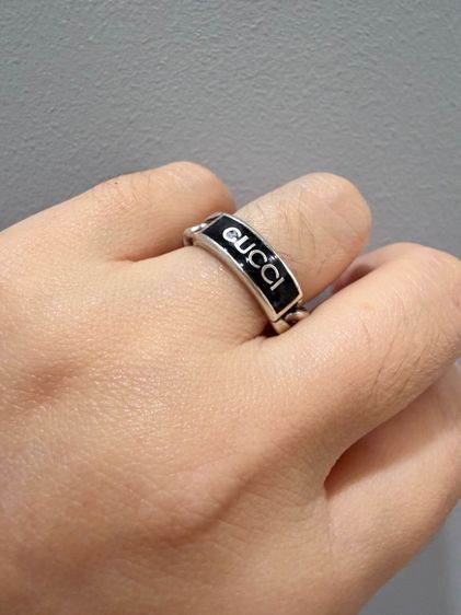 เเหวนโซ่กูชชี่ (Gucci) รุ่น Logo Enamel Gourmette Chain Ring