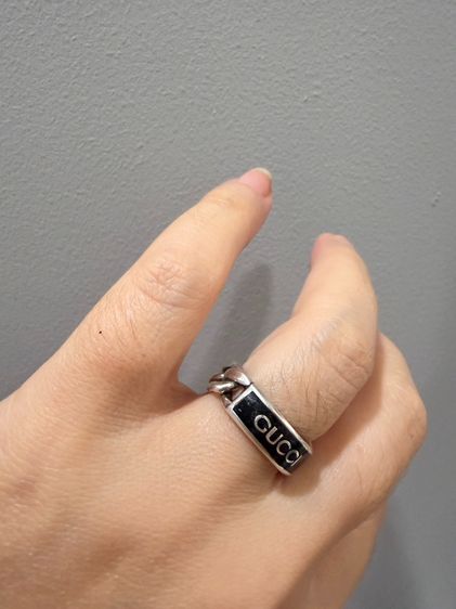 เเหวนโซ่กูชชี่ (Gucci) รุ่น Logo Enamel Gourmette Chain Ring รูปที่ 8
