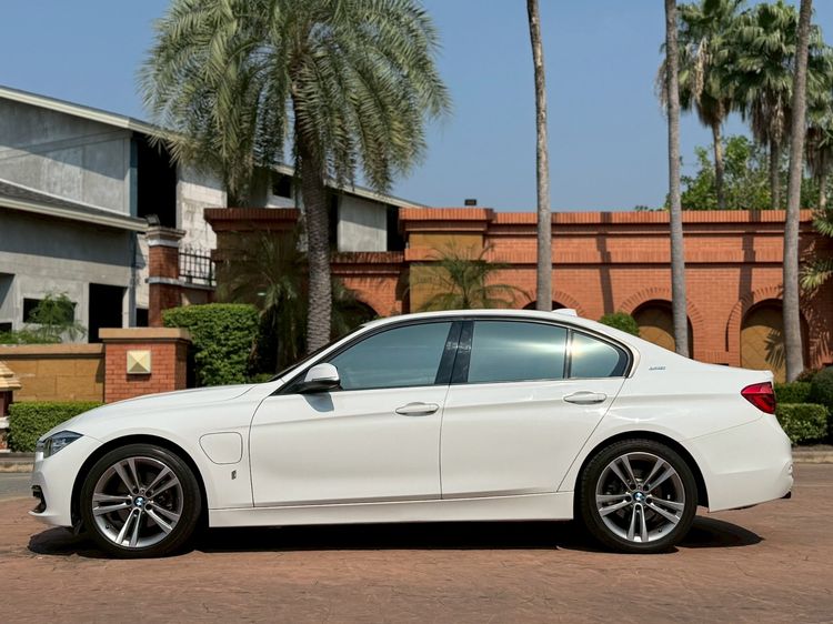 BMW Series 3 2018 330e Sedan เบนซิน เกียร์อัตโนมัติ ขาว รูปที่ 3