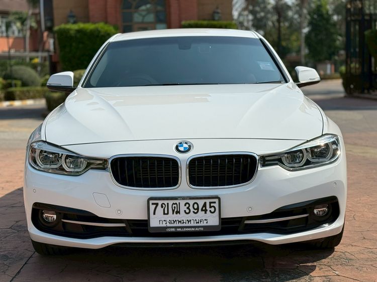 BMW Series 3 2018 330e Sedan เบนซิน เกียร์อัตโนมัติ ขาว รูปที่ 2