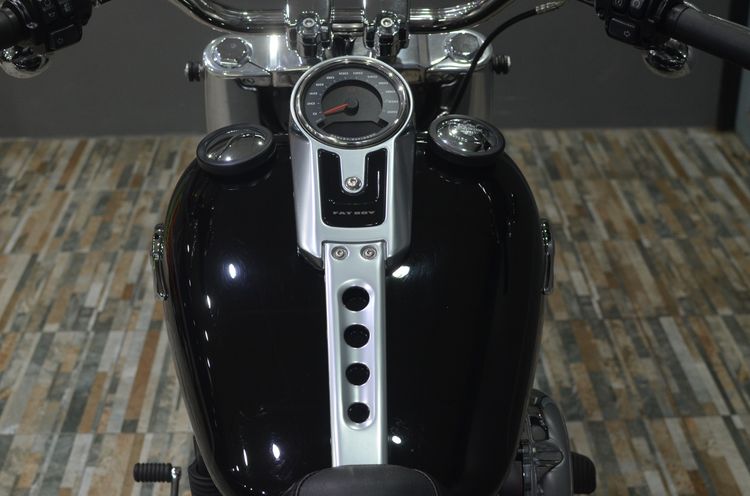 Harley Fat Boy ปี 2018 สีดำ ไมล์น้อย 900 กม. รูปที่ 13
