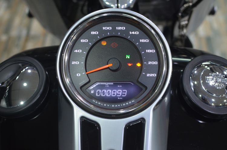 Harley Fat Boy ปี 2018 สีดำ ไมล์น้อย 900 กม. รูปที่ 2