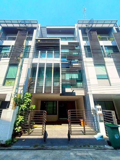 ทาวน์โฮม4ชั้น ติดถนนพระราม9  บางกะปิรามคำแหง
