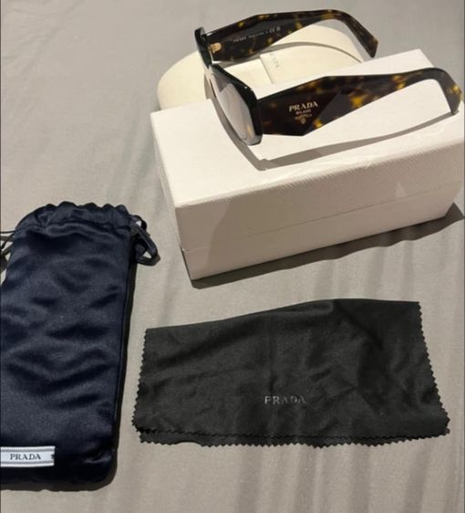 แว่นกันแดด Prada ของแท้ สี ลายกระ กรอบ และ เลนส์ ไม่มีรอย