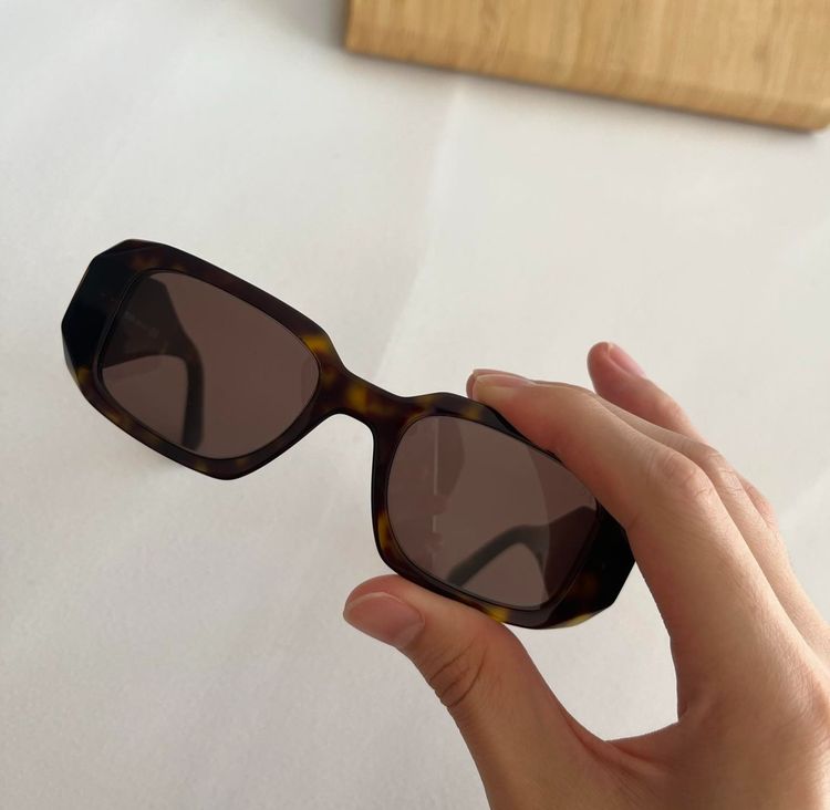 แว่นกันแดด Prada ของแท้ สี ลายกระ กรอบ และ เลนส์ ไม่มีรอย รูปที่ 3