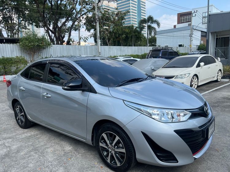 รถ Toyota Yaris ATIV 1.2 Sport สี บรอนซ์เงิน