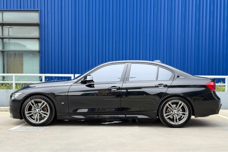 BMW Series 3 2018 330e Sedan ปลั๊กอินไฮบริด (PHEV) ไม่ติดแก๊ส เกียร์อัตโนมัติ ดำ รูปที่ 4