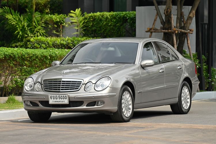 รถ Mercedes-Benz E-Class E200 สี เทา
