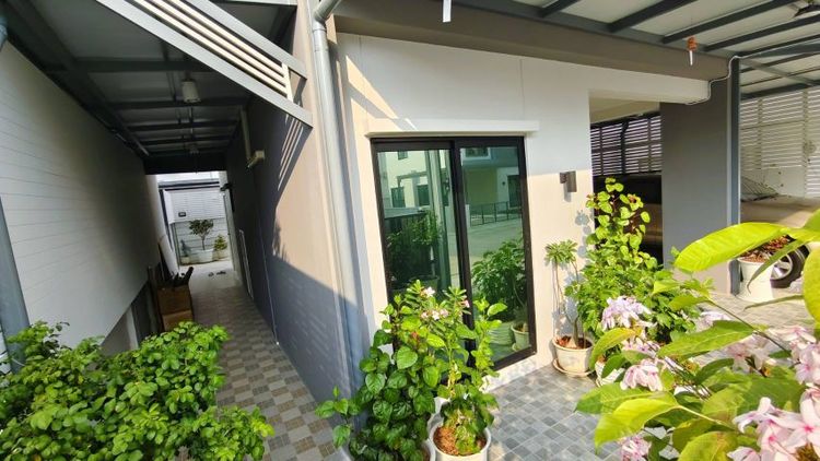 Ananda Development ไม่มี 2024 ใช่ 🏠ขายบ้านแฝด สไตล์​สแกนดิเนเวีย​ อันดา ราชพฤกษ์​แจ้งวัฒนะ​ 
พท.44 ตรว. พื้นที่​ใช้สอย 155 ตรว. 3 จอด 3 ห้อง​นอน,1 ห้องอเนกประสงค์, 3 ห้อง​น้ำ​ 🧧แต่งหรู​อยู่​น้อย สภาพ​บ้านนางฟ้า​  🎀คุ้มกว่าซื้อบ้าน​ใหม่ พร้อม​​อยู่​  เพียง​ 6.68 ล้าน   รูปที่ 2