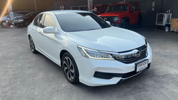 รถ Honda Accord 2.0 E สี ขาว