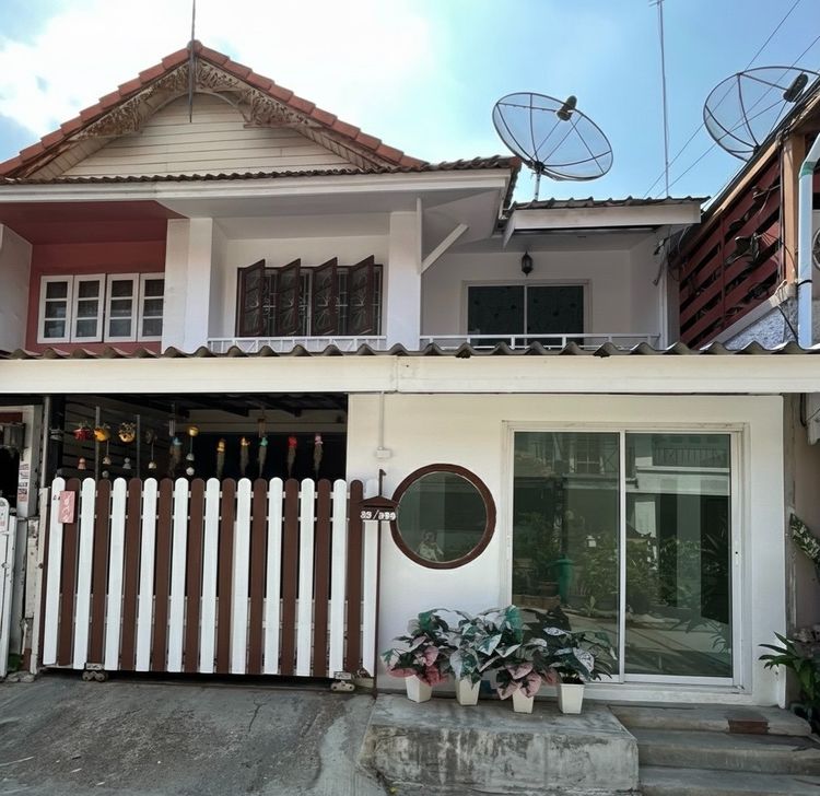 ขายทาวน์เฮ้าส์ 2 ชั้น รีโนเวทใหม่ ทำเลดี พร้อมเข้าอยู่  ราคา 1.69 ล้านบาท