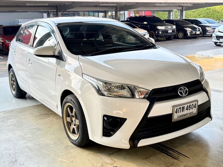 รถ Toyota Yaris 1.2 J สี ขาว