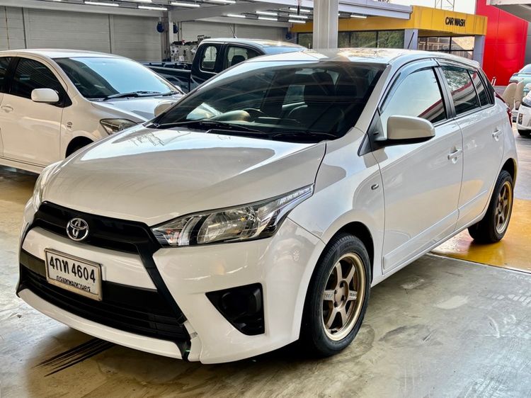 Toyota Yaris 2015 1.2 J Sedan เบนซิน ไม่ติดแก๊ส เกียร์อัตโนมัติ ขาว รูปที่ 2