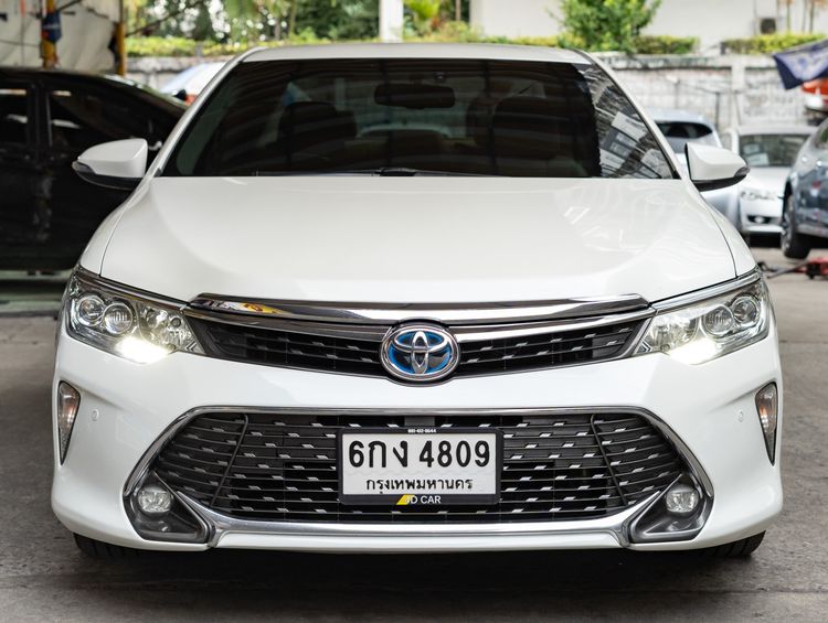 รถ Toyota Camry 2.5 HV สี ขาว