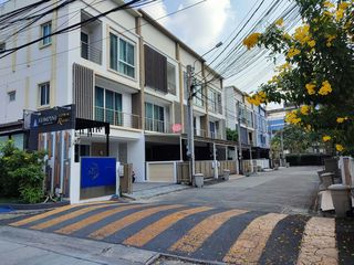ขาย ทาวน์โฮม 3 ชั้น ลาดพร้าว ซอย 21 ไกล้รถไฟฟ้า 2 สาย  MRT ลาดพร้าว และโมโรเรลสายสีเหลือง  ระยะทางประมาณ 200 เมตร