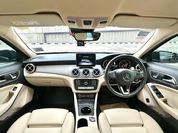 Mercedes-Benz GLA-Class 2018 GLA200 Sedan เบนซิน ไม่ติดแก๊ส เกียร์อัตโนมัติ ดำ รูปที่ 3