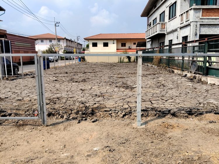 ที่ดิน เปล่าถมล้อมรั้วแล้ว ขายหรือให้เช่า รูปที่ 3