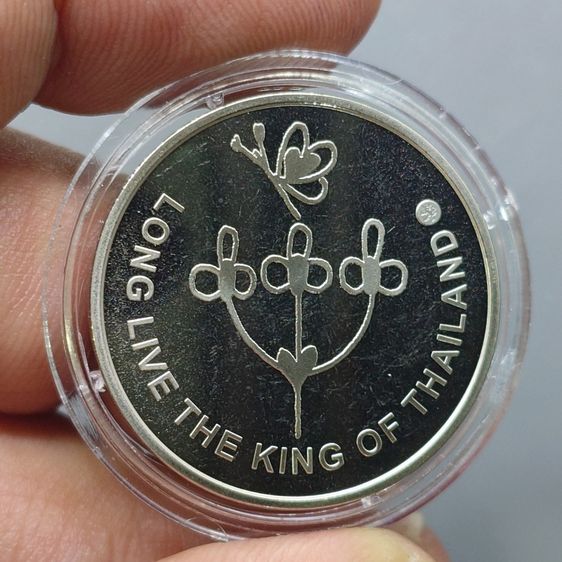 เหรียญที่ระลึก ทรงพระเจริญยิ่งยืนนาน "เหรียญผลิดอก เนื้อโลหะผสม เฉลิมพระเกียรติพระบาทสมเด็จพระเจ้าอยู่หัว เจริญพระชนมพรรษา 7 รอบพ.ศ.2555 รูปที่ 4